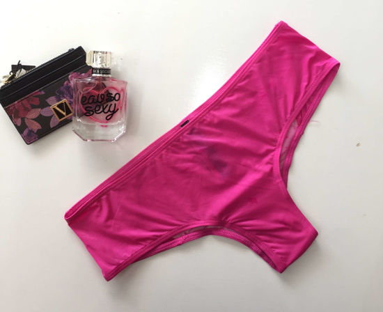 Imagen de Victoria's Secret  Panty Cheeky Rosa  Con detalle de Encaje Corazon Mediano.